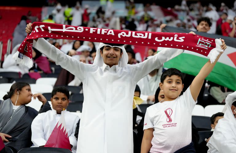 Hinchas qataríes palpitan el partido inaugural del Mundial Qatar 2022