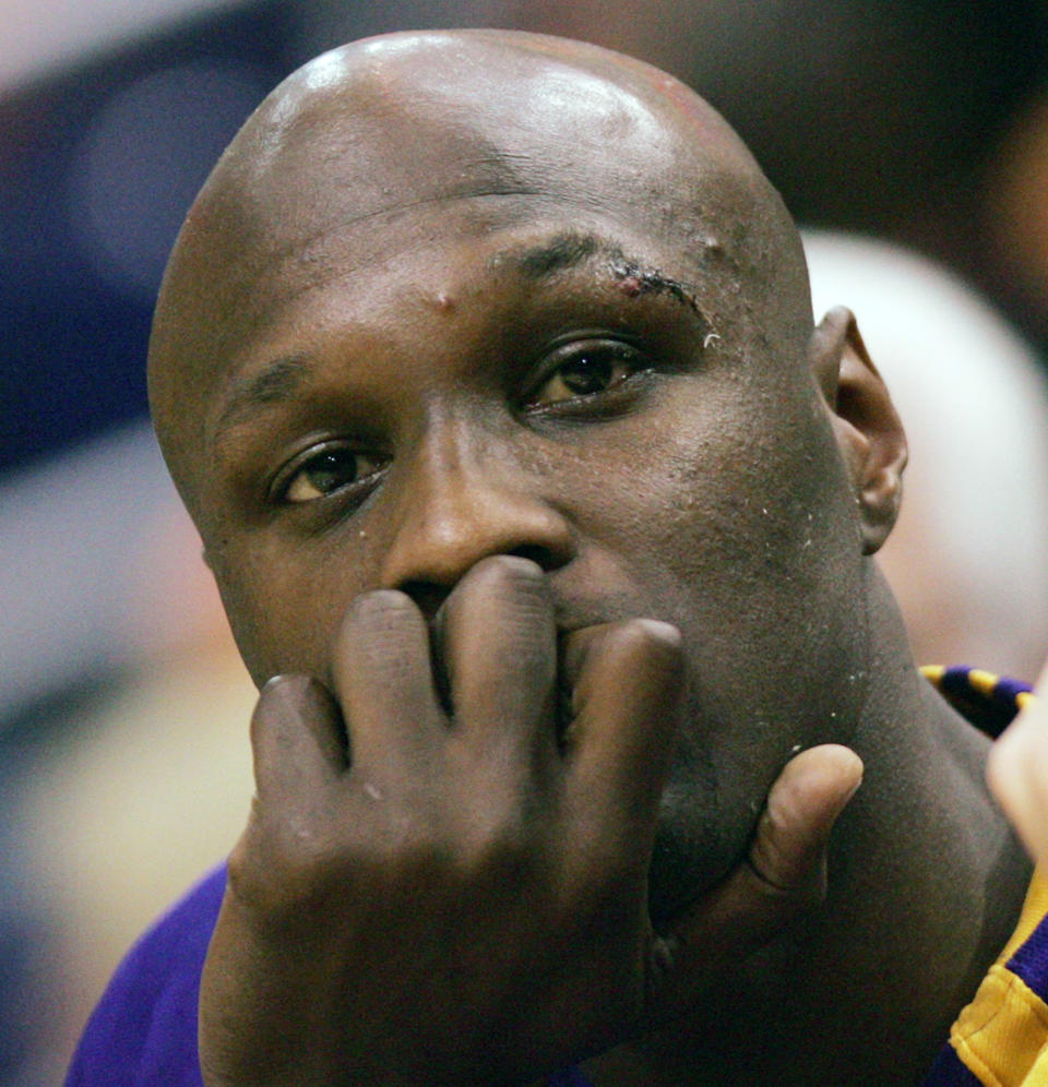 ARCHIVO - En esta foto del 24 de abril del 2007, el jugador Lamar Odom, de los lakers de Los Angeles, está sentado en el banco durante un partido de lkos playoffs de la Conferencia Oeste de la NBA contra los Suns de Phoenix. Odom salió de un hospital en Las Vegas el 20 de octubre de 2015, tras estar internado luego de ser hallado inconsciente en un burdel. (Foto AP/Ross D. Franklin)