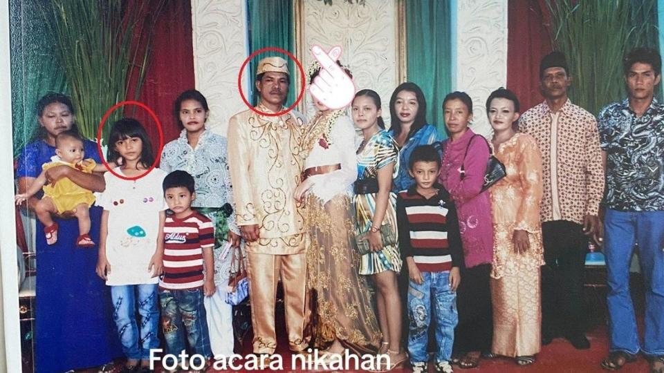 當年9歲的法迪雅，參加親戚的婚禮，11年後「新郎」成為她的「新郎」。（翻自tribunnews.com）