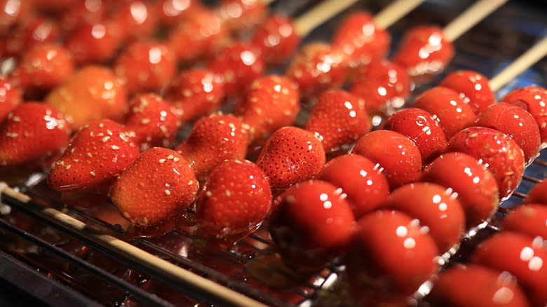 Tanghulu fruit laying on rack