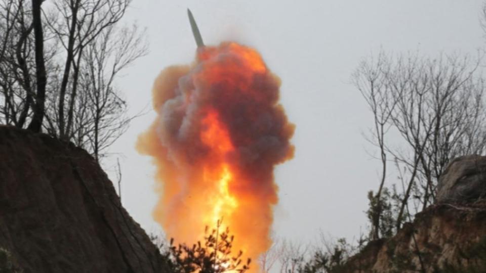 北韓19日再度朝南韓東方海域發射飛彈。（圖／翻攝自《勞動新聞》）
