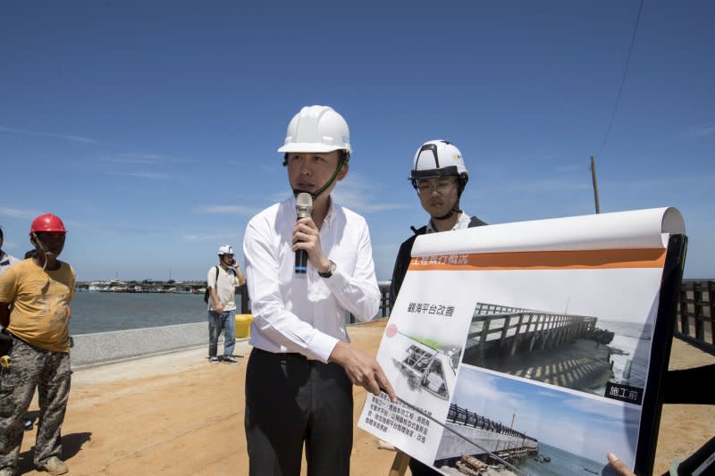 新竹市長林智堅表示，海山漁港全面進行堤上道路修繕及環境改善，要為漁民及遊客打造一條安全的漁業觀光道路。（圖／新竹市政府提供）