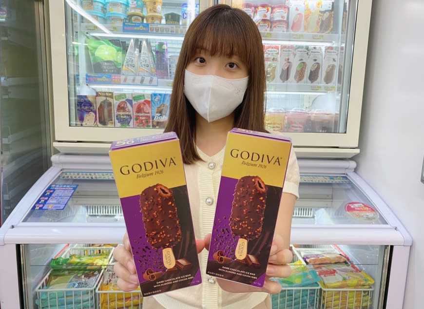 7-11推出「GODIVA熟可可粒杏仁黑巧克力流心雪糕」。（圖／業者提供）