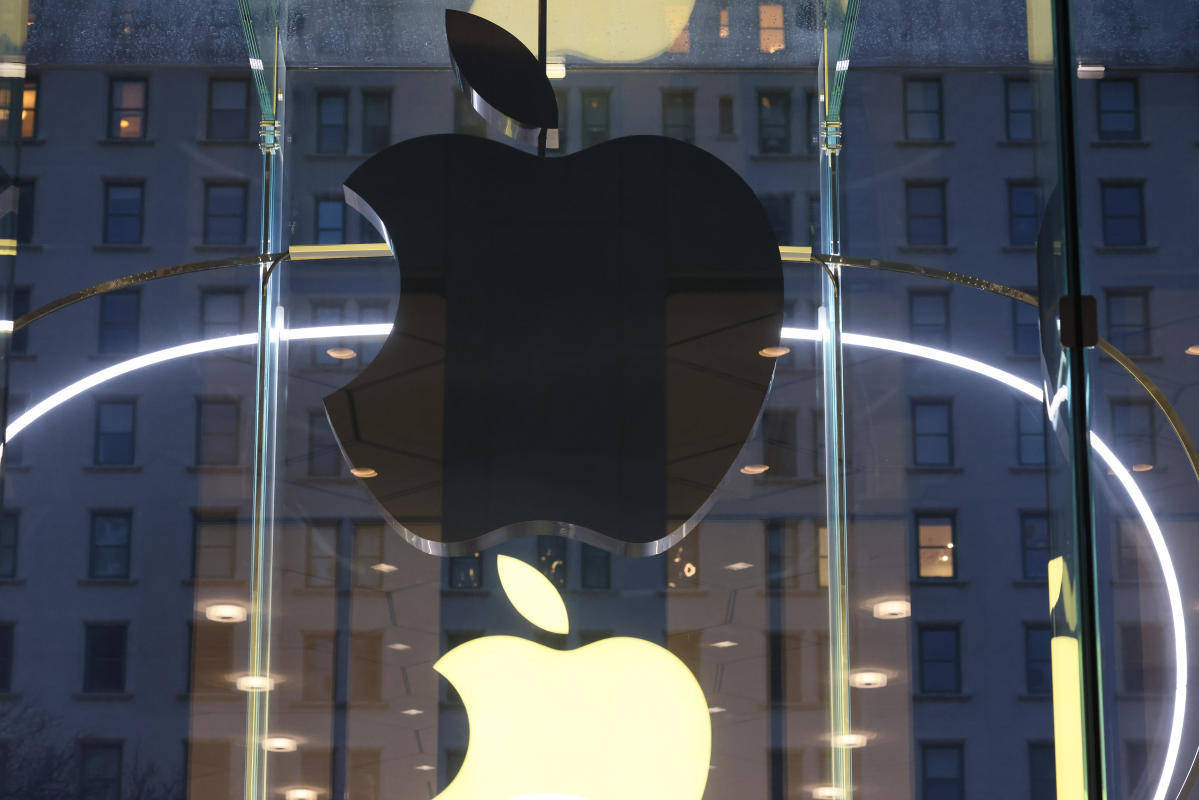 Apple deja de “pensar diferente” y se suma al rebaño de la IA: “Morning Brief”.