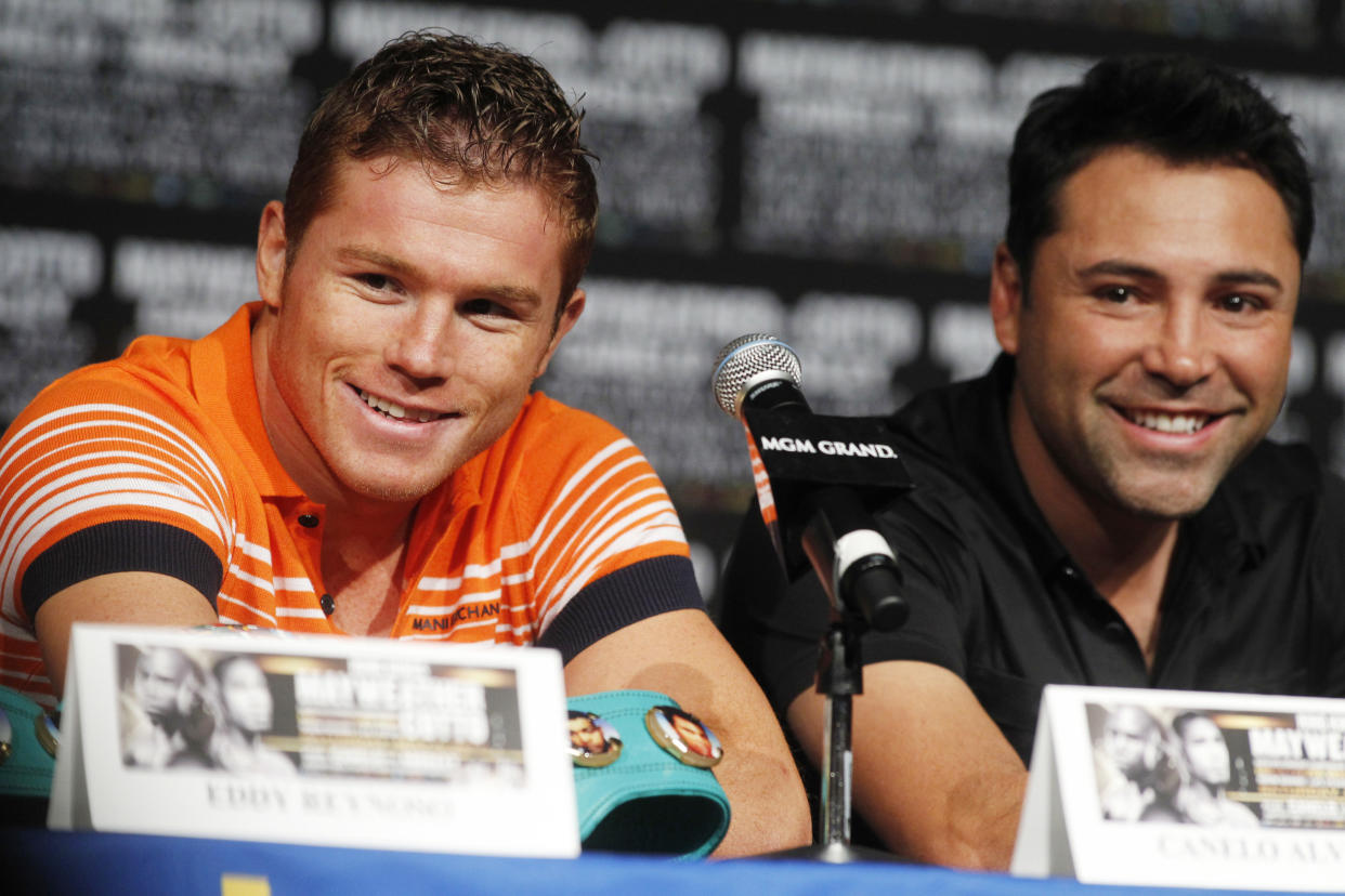 Saúl 'Canelo' Álvarez y Óscar De La Hoya. | REUTERS/Steve Marcus 