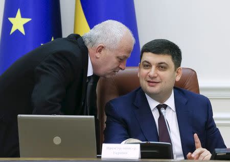 Ukrainian Prime Minister Volodymyr Groysman (R) listens to First Vice Prime Minister and Economy Minister Stepan Kubiv during a government meeting in Kiev, Ukraine, April 20, 2016. REUTERS/Valentyn Ogirenko