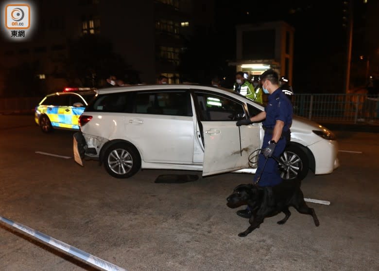 警犬到場協助搜車。(沈厚錚攝)
