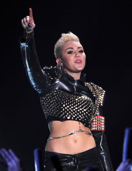 Miley Cyrus to perform with Dolly Parton
