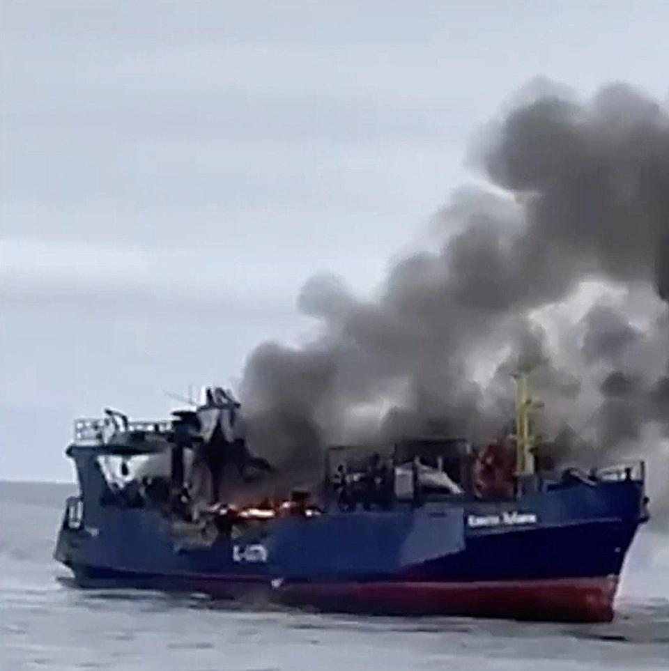 社交媒体上涉嫌事件的视频显示，船体起火，烟雾升入空中