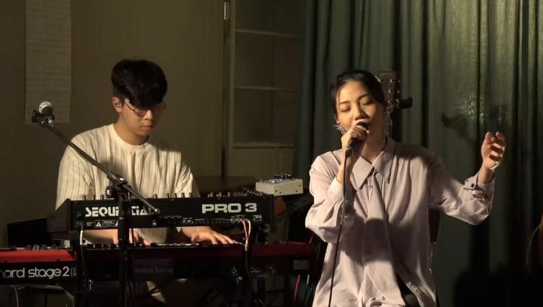 去年六月，鄭昭元在洪佩瑜的線上音樂會擔任鍵盤手。翻攝自洪佩瑜臉書直播