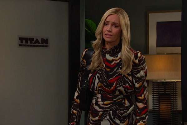 Alex tells Theresa that they’re going to pull the plug on Bella. Upset, she quits stating that she wants a fresh start.