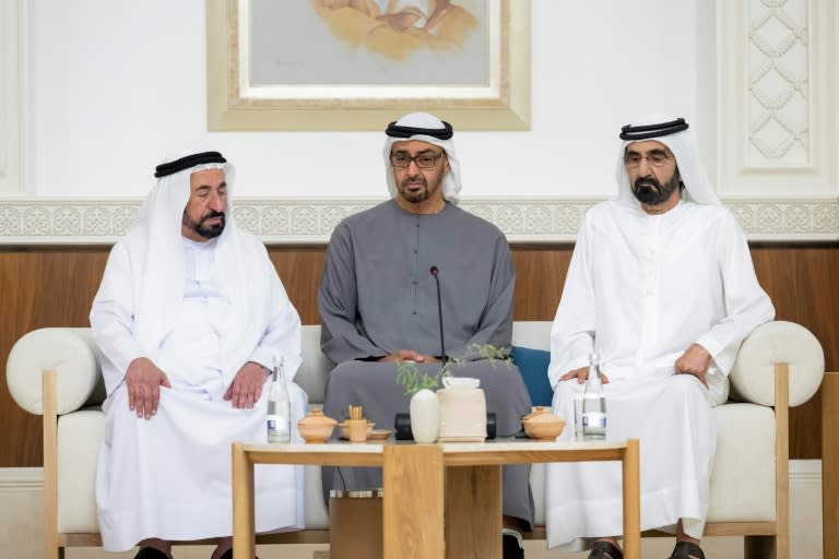 Mohamed bin Zayed (de gris), reunido con los dirigentes de los emiratos de Sarja (izq) y Dubái (dcha) el 14 de mayo de 2022 en el palacio de Mushrif, en Abu Dabi (AFP/-)
