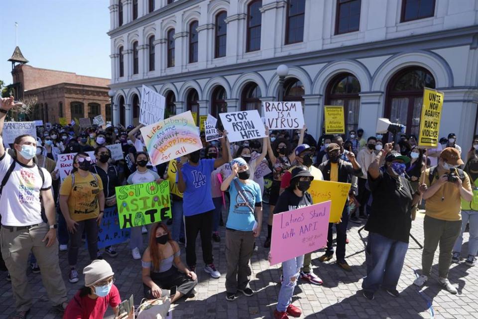 加州洛杉磯27日發起示威遊行，抗議對於亞裔的歧視與暴力犯罪。（美聯社）