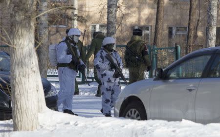 Law enforcement officers stand guard near a local school, after a student with an axe attacked schoolchildren and a teacher in the city of Ulan-Ude, Russia January 19, 2018. REUTERS/Anna Ogorodnik/BMK