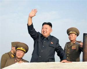 Kim Jong Un saluda al ejército norcoreano cuyos altos cargos tiende a fusilar (KCNA/Reuters)