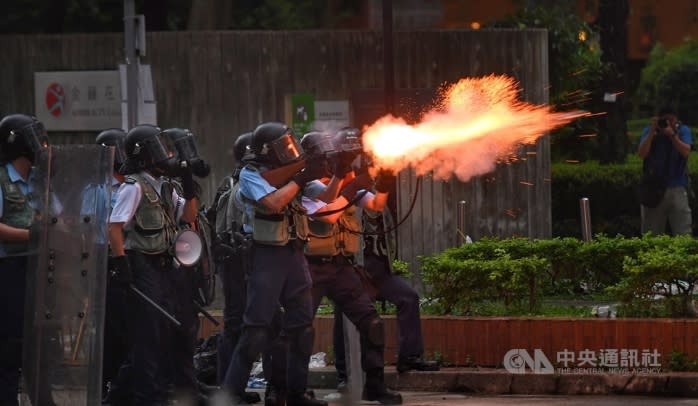 香港12日因為逃犯條例修訂草案二讀，大量民眾聚集抗議，警方午後作法轉趨強硬，下午4時後陸續向民眾發射催淚彈。(資料照)