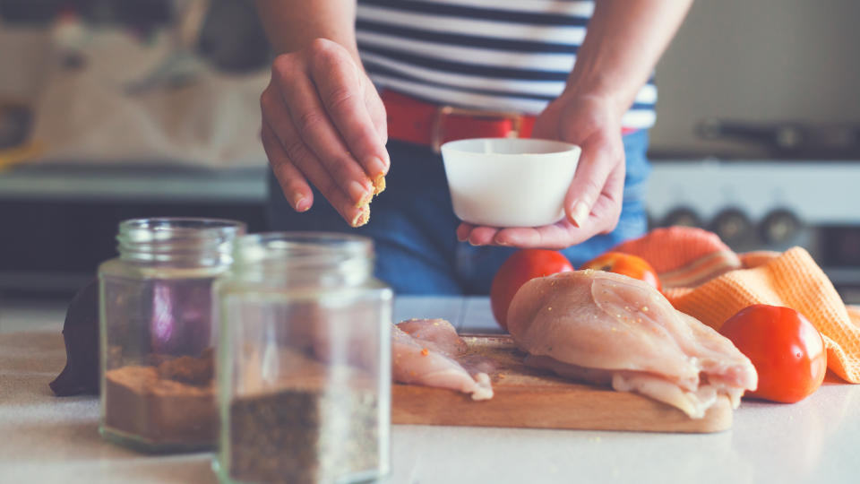 No lavarse las manos durante 20 segundos inmediatamente después de manipular  alimentos crudos es igual de peligroso. ( Foto Getty Creative)