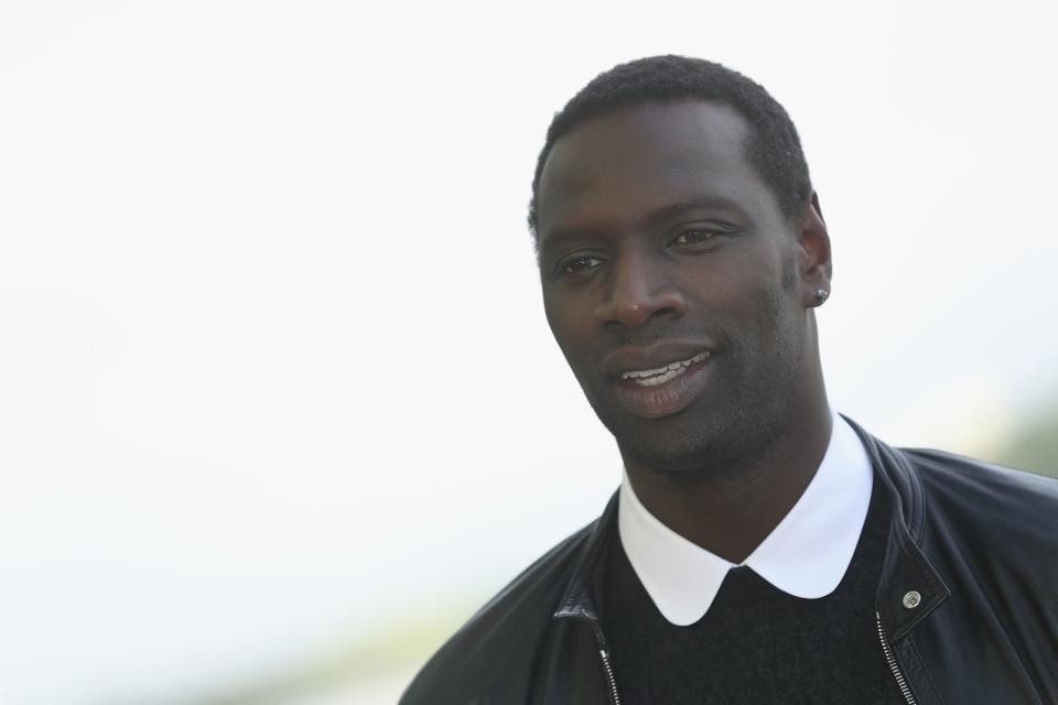 Omar Sy ist ein Charmeur und Sunnyboy. Einer, der seinen eigenen Regeln folgt. Dass der Junge aus der Pariser Banlieue einmal ein international gefragter Schauspieler werden würde, hätte keiner gedacht. Für ihn ein Grund mehr, dankbar zu sein und dieses Leben zu lieben.