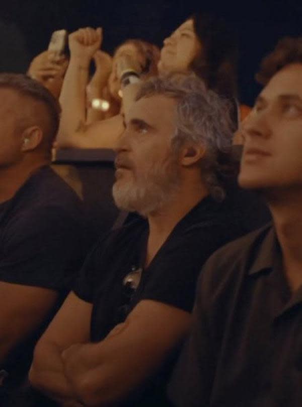 Joaquin Phoenix en el concierto de Peso Pluma (Imagen: @PesoPlumaData)