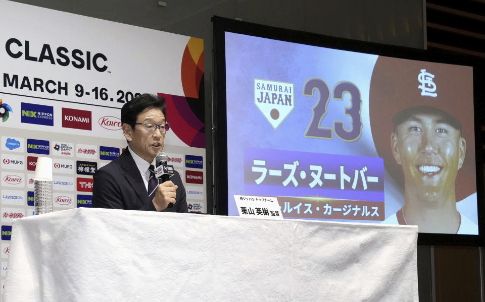 El manager Hideki Kuriyama charla con el jardinero Lars Nootbaar (en el monitor) de los Cardenales de San Luis, durante una rueda de prensa en Tokio, Japón, el jueves 26 de enero de 2023. Japón anunció su equipo para el Clásico Mundial de Béisbol (Kyodo News vía AP)