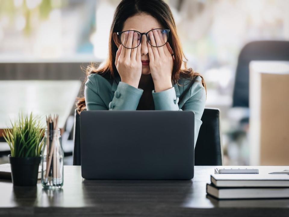 Concept Burnout Syndrome. Business Woman feels uncomfortable working. Which is caused by stress, accumulated from unsuccessful work And less resting body. Consult a specialist psychiatrist.