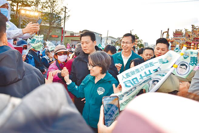 民進黨提名副總統參選人蕭美琴（中），2日下午首度來到苗栗縣苑裡鎮替黨籍立委參選人康世明，以及無黨籍立委參選人曾玟學站台拉票，受到支持群眾熱烈歡迎。（謝明俊攝）