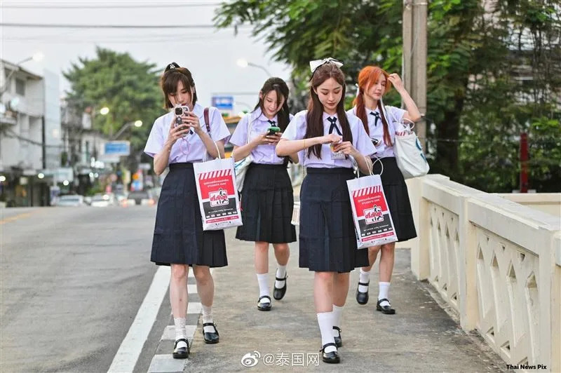 泰國當局示警，遊客穿泰國校服自拍恐觸法。（圖／翻攝微博）