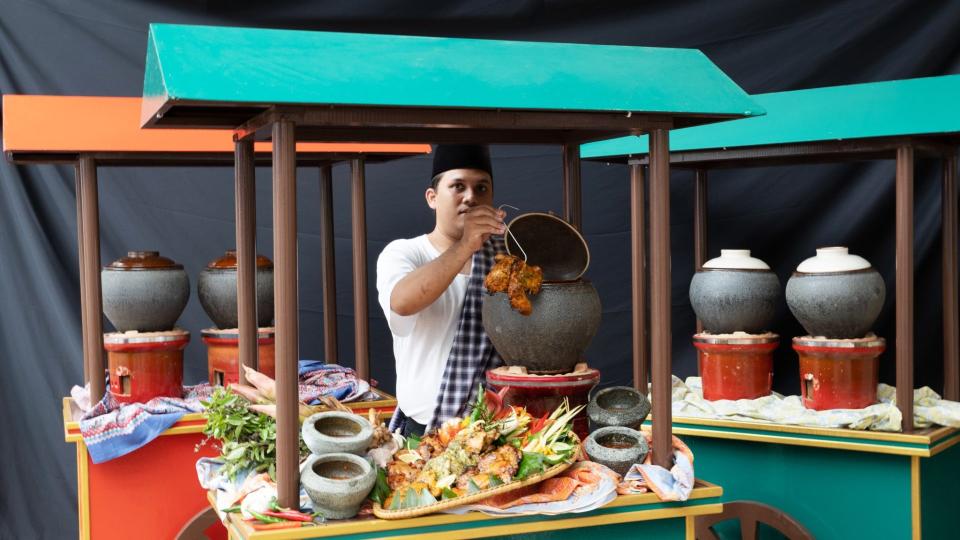 Grand Millennium Kuala Lumpur - Man holding grilled chicken