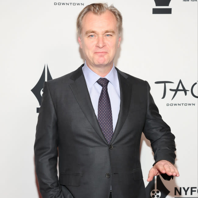 A Christopher Nolan 'le encanta el chisme', según Emily Blunt credit:Bang Showbiz