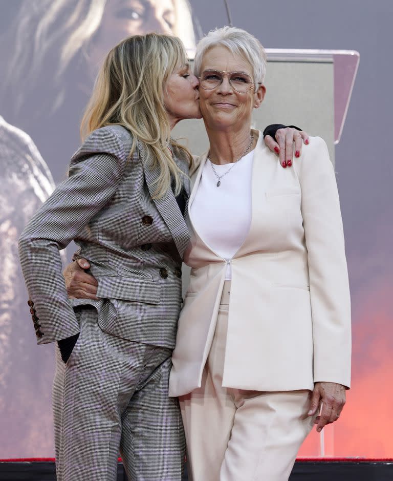 Cruce de besos también entre Jamie Lee Curtis y Melanie Griffith en Los Ángeles