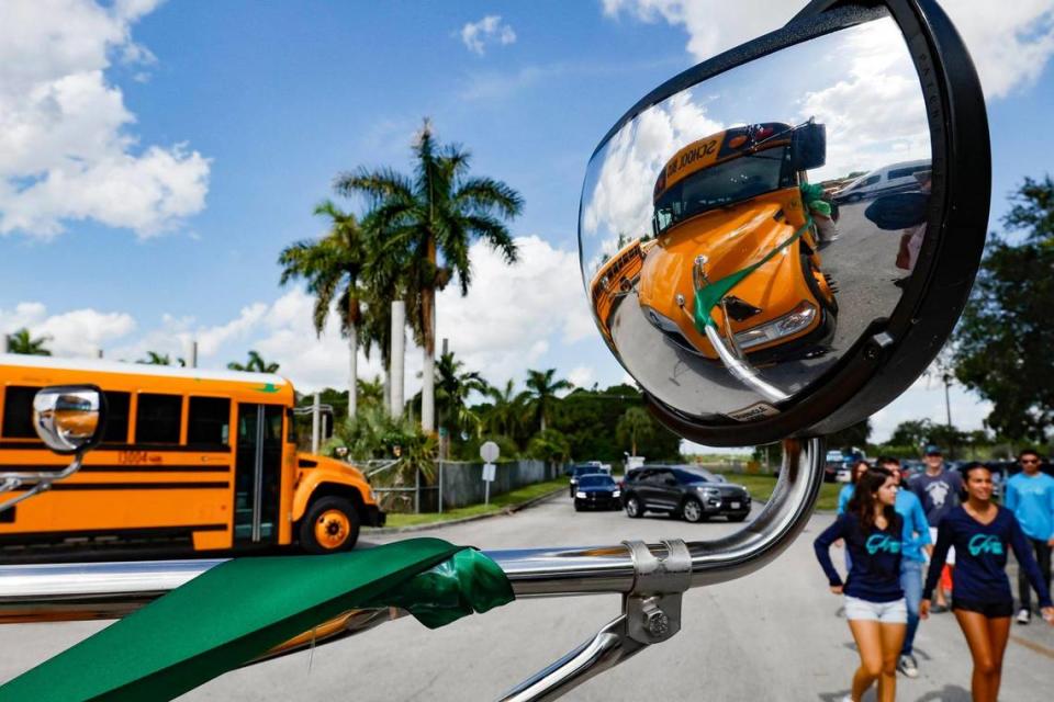 Las Escuelas Públicas del Condado Miami-Dade (MDCPS) presentan 20 nuevos autobuses eléctricos como parte de su flota de casi 1,000 vehículos en Miami el martes 15 de agosto de 2023.