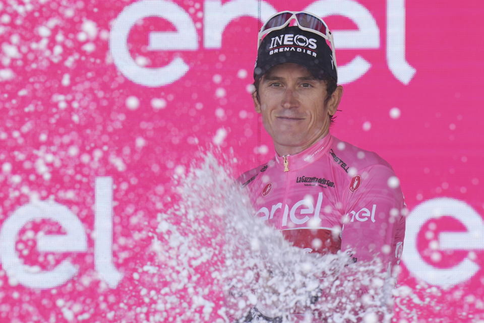 Geraint Thomas celebra en el podio tras completar la 18va etapa del Giro de Italia, el jueves 25 de mayo de 2023, en Val di Zoldo. (Gian Mattia D'Alberto/LaPresse vía AP)