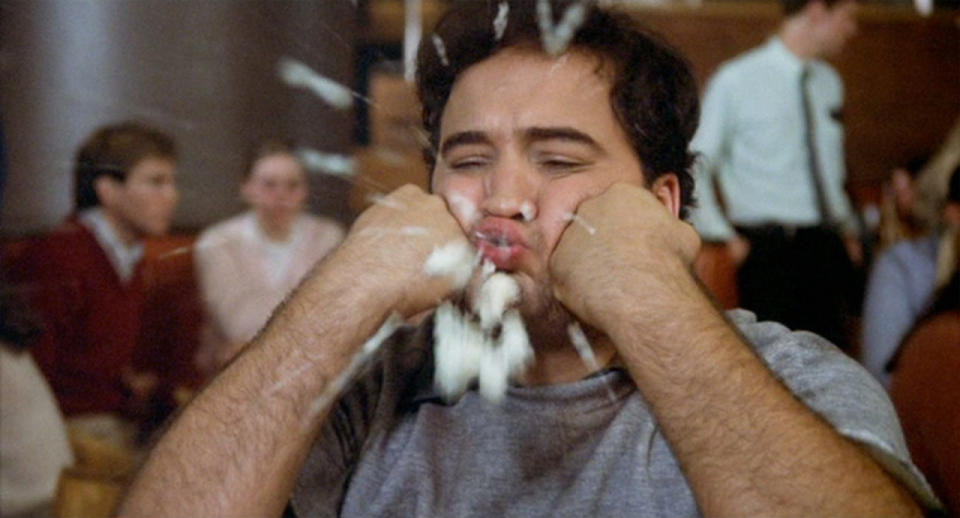 ANIMAL HOUSE: La escena marcaba que John Belushi debía decir “Mira si puedes adivinar lo que soy ahora”, pero el actor decidió agregarle su toque personal.