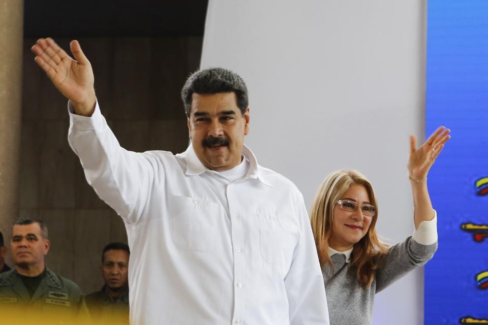 En esta foto difundida por la Oficina de Prensa del Palacio de Miraflores el presidente de Venezuela, Nicolás Maduro y su esposa Cilia Flores saludan a los partidarios a su llegada a una reunión con colombianos que residen en Venezuela en Caracas, el martes, 25 de septiembre de 2018. Maduro anunció el miércoles 26 de septiembre de 2018 su arribo a Nueva York para participar en la Asamblea General de Naciones Unidas. (Oficina de Prensa de Miraflores vía AP)