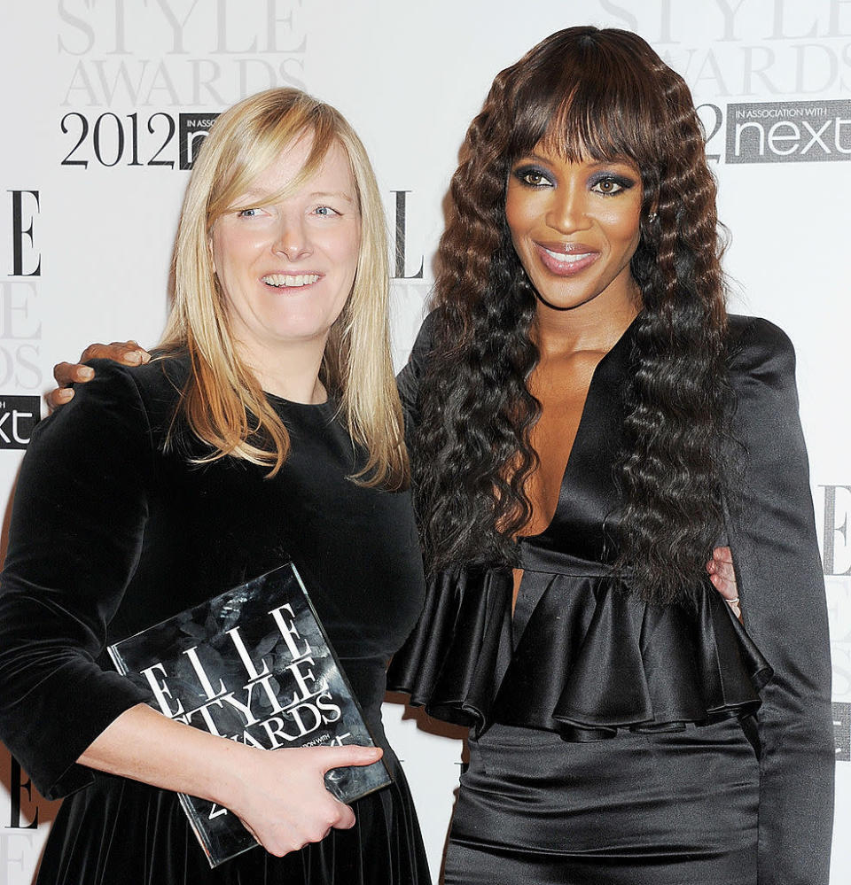 <p>2012 erhält Sarah Burton, hier bei den Elle Style Awards mit Naomi Campbell, den Titel „Officer of the Order of the British Empire“. (Bild: Getty Images)</p>