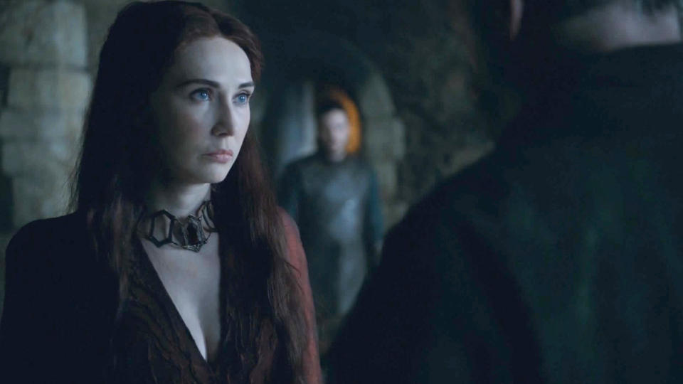 Lady Melisandre aus Asshai wird auch die rote Priesterin genannt. Sie handelt im Namen ihres Gottes R'hllor und ist auf der Suche nach dem Auserwählten, der die ewige Nacht bezwingen kann. In Stannis Baratheon meint sie ihn gefunden zu haben – doch am Ende kommt alles ganz anders. (Bild-Copyright: Intertopics/LKM Media/Ldt/ddp Images)