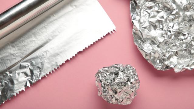 Why does aluminium foil have a shiny and a dull side?