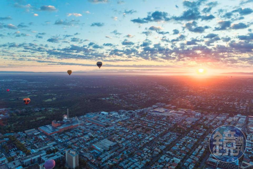 搭熱氣球隨著日出而升，在墨爾本城市上空眺望最美曙光。