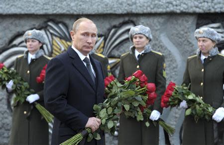 Russia's President Vladimir Putin takes part in a flower-laying ceremony at the monument to Army General Vasily Margelov as he visits the Margelov Ryazan Higher Airborne Command School in Ryazan region November 15, 2013. REUTERS/Aleksey Nikolskyi/RIA Novosti/Kremlin