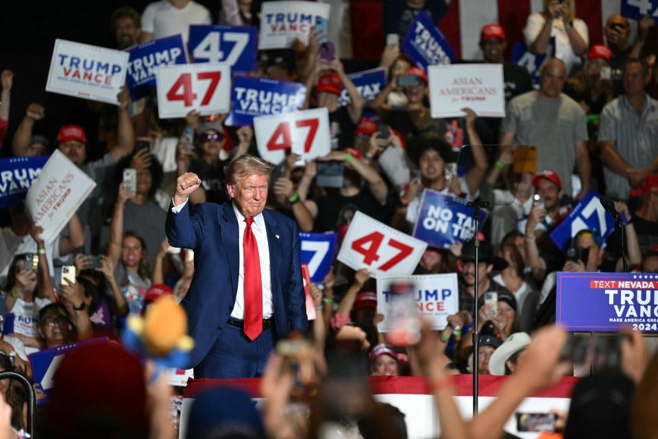 TOPSHOT - Mantan Presiden AS dan calon presiden dari Partai Republik Donald Trump mengepalkan tangan di atas panggung selama rapat umum kampanye di Expo World Market Center di Las Vegas, Nevada, pada 13 September 2024. (Foto oleh Patrick T. Fallon / AFP) (Foto oleh PATRICK T. FALLON/AFP via Getty Images)