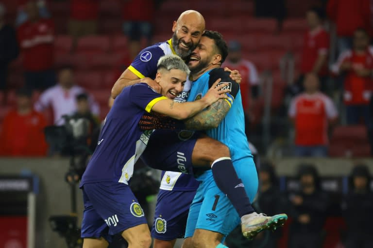 Los jugadores de Rosario Central celebran un gol de Agustín Sandez ante Internacional en la Copa Sudamericana el 23 de julio de 2024 en Porto Alegre, Brasil (SILVIO AVILA)