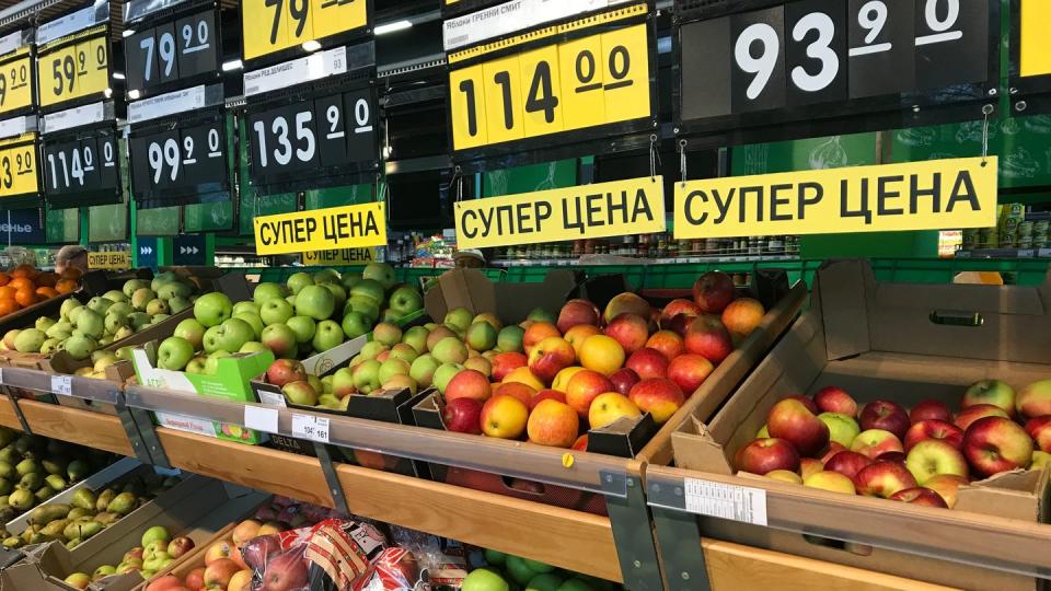 Eine Obst- und Gemüsetheke in einem Supermarkt in Moskau.