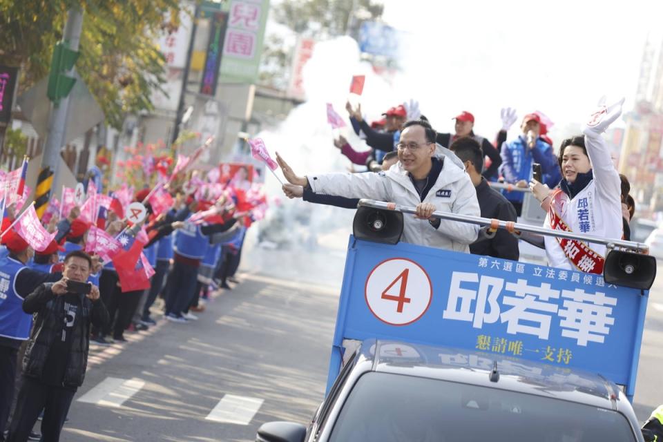 選戰最後一天，朱立倫選擇回家鄉桃園，陪同立委候選人掃街拜票。   圖：國民黨/提供