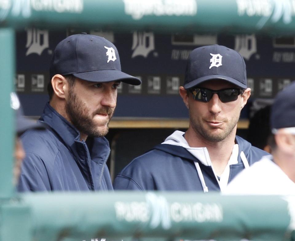 El lanzador de los Tigres, Justin Verlander, habla con Max Scherzer en el banquillo en la novena entrada de su derrota por 3-1 ante los Orioles en Detroit el domingo 6 de abril de 2014.