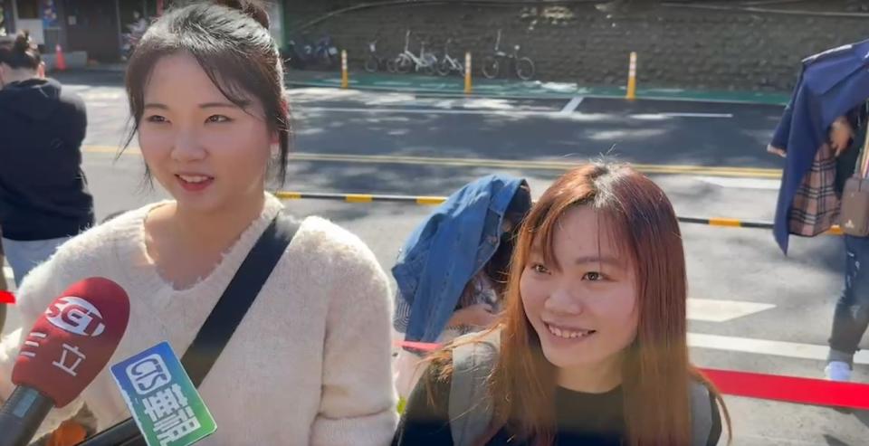 <strong>台灣學中文的2名外國人排隊後預計要去逛十份老街。（圖／中天新聞）</strong>