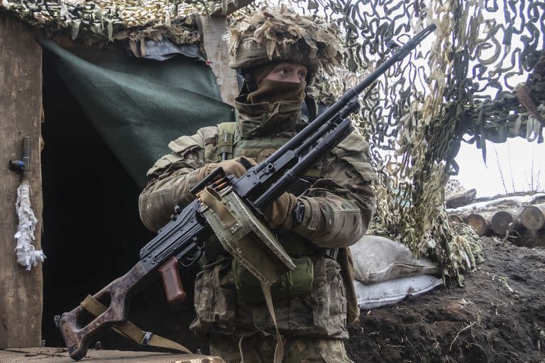 Un soldado ucraniano emplazado en la línea de separación de los rebeldes prorrusos en la región de Donetsk, Ucrania