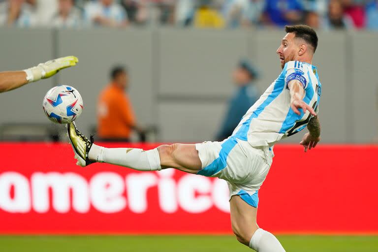 El remate desviado de Lionel Messi durante el partido que disputaron las selecciones de Chile y Argentina, por la Copa América 2024 en el MetLife Stadium de New Jersey