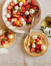 <p>Découvrir la recette de la <a href="https://www.elle.fr/Elle-a-Table/Recettes-de-cuisine/Salade-caprese-sucree-salee-3930029" rel="nofollow noopener" target="_blank" data-ylk="slk:Salade caprese sucrée-salée;elm:context_link;itc:0;sec:content-canvas" class="link ">Salade caprese sucrée-salée</a></p><br>