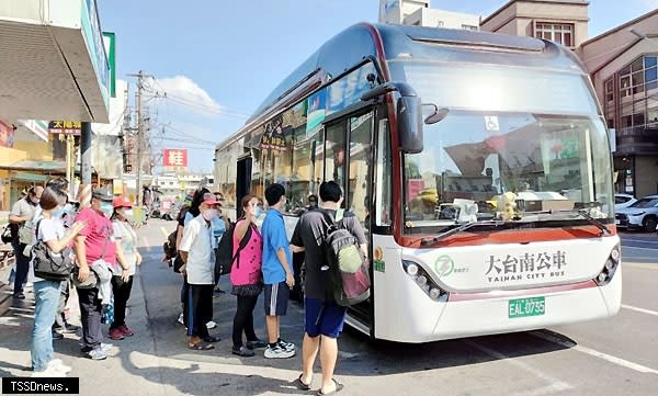 南市交通局攜手大臺南公車故事館舉辦公車輕旅行活動。（記者李嘉祥攝）