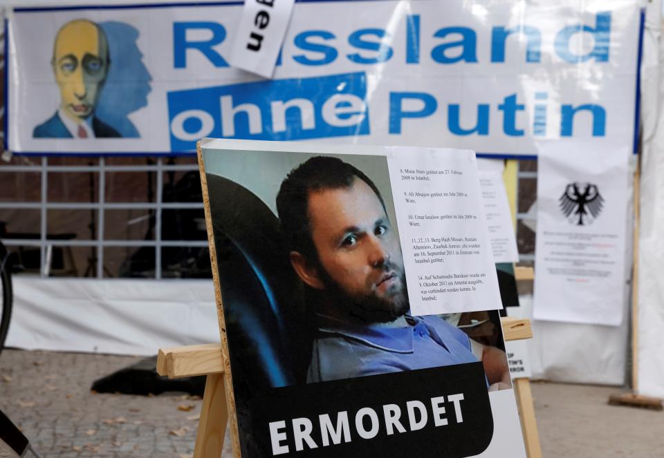 A poster of Zelimkhan Khangoshvili, saying Ermordet (for killed, in German) in front of a caricature of Vladimir Putin saying, in German: Russia Without Putin.